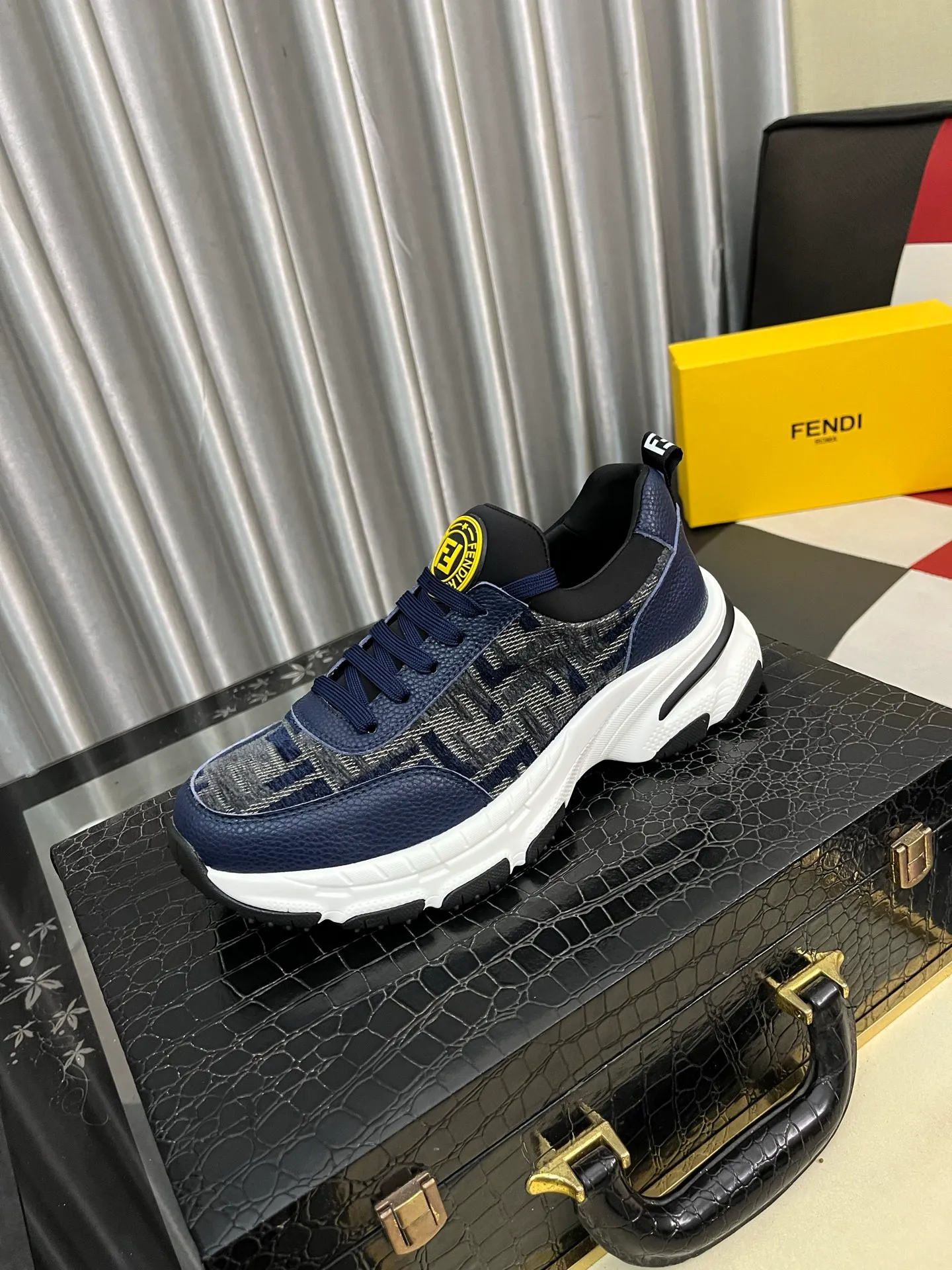 Men's Men's Shoes💰458⌚️⌚️[FENDI] Fendi's classic and comfortable men's, this sophisticated sneaker is made of soft calfskin➕genuine leather lining➕original ultra-light rubber material with rough outsole. This unique and light style suits the casual and sophisticated sensibility of this season. Size: 38-443️⃣Colors available